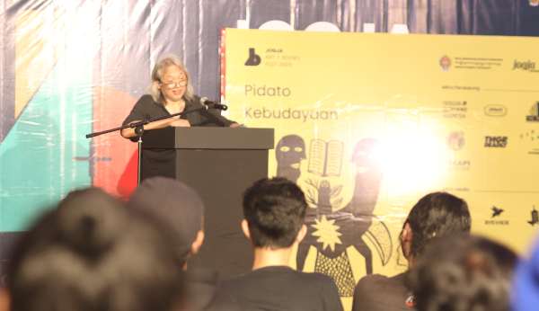 Seno Gumira Ajidarma membacakan pidato kebudayaannya di The Ratan, Selasa (2/5/2023)./Istimewa