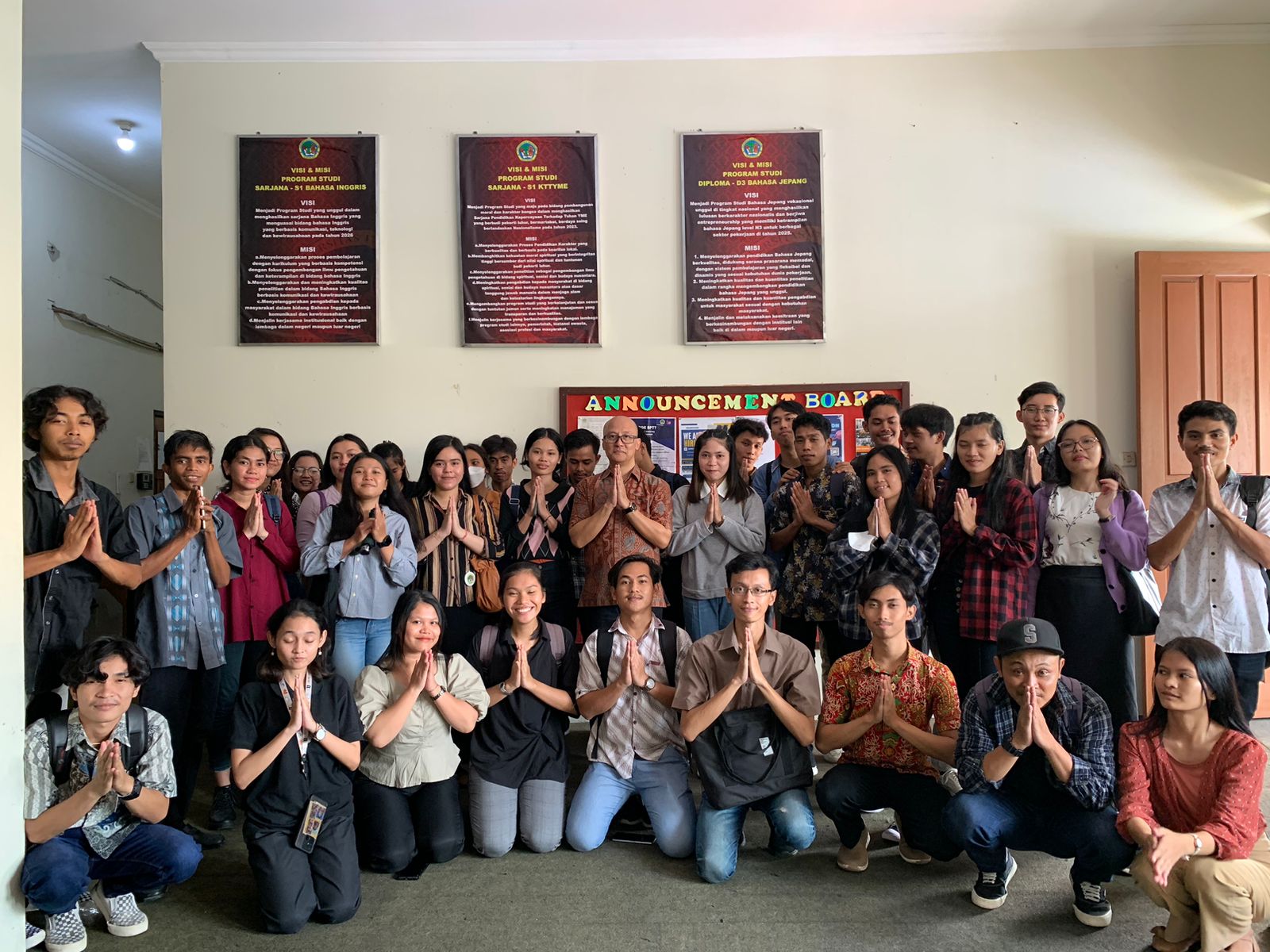 Mahasiswa dan mahasiswi Prodi Penghayat Kepercayaan UNTAG Semarang.