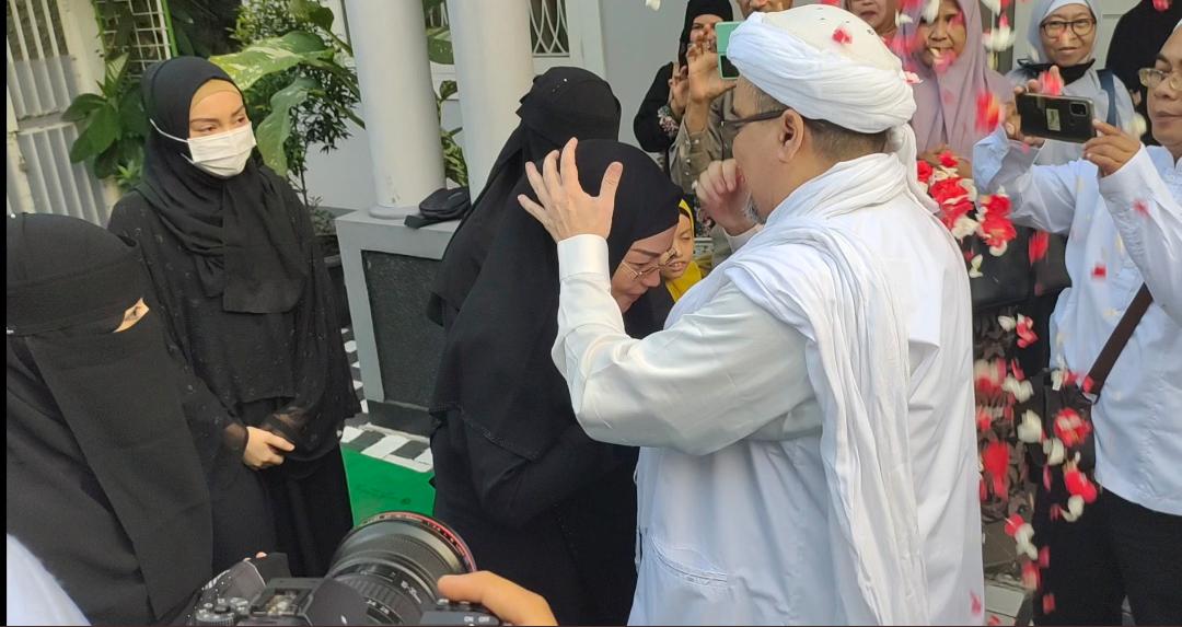 Rizieq bertabur bunga