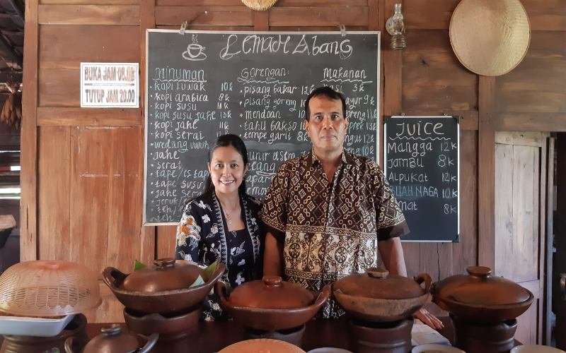 Pemilik Kopi Lemah Abang, Nining Sugiatmini dan Suharyanto, Kamis (14/7/2022)./Harian Jogja-Lugas Subarkah