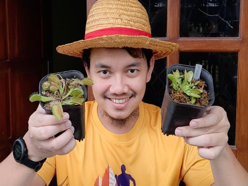 Ega bersama tanaman karnivor miliknya./Istimewa