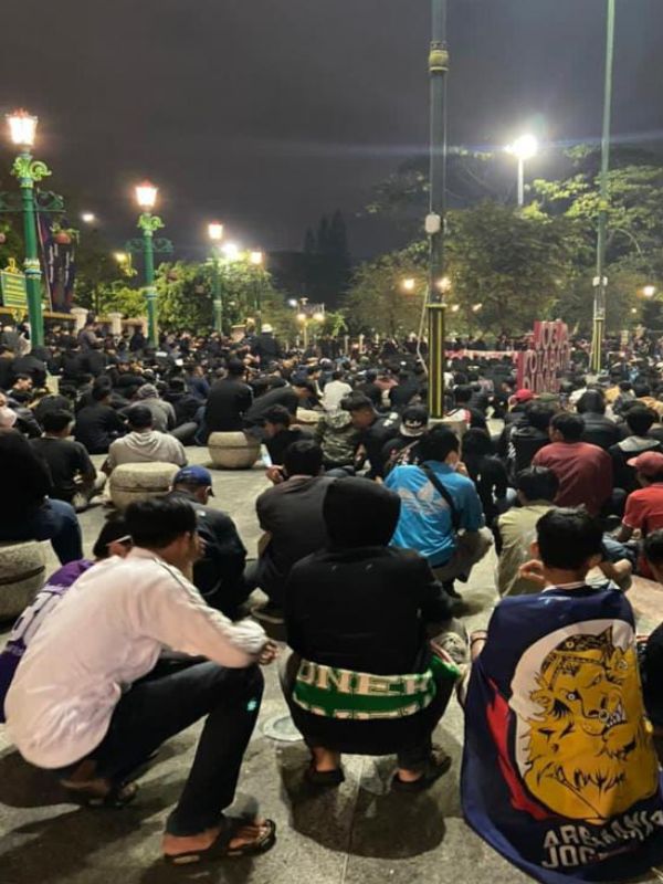 Sejumlah suporter dari berbagai kelompok berkumpul di Tititk Nol Kilometer, Jogja, Minggu (2/10/2022)