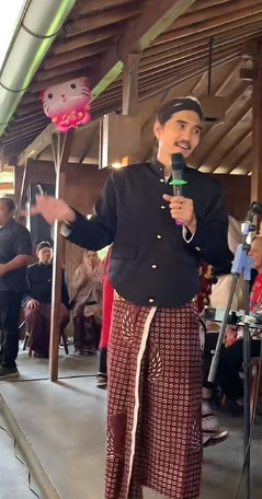 Duta Sheila on 7 saat mengenakan surjan di hari pernikahan saudaranya (IST)