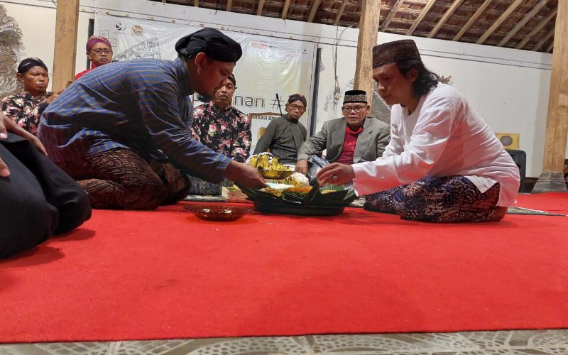 Persiapan sebelum digelarnya Sholawat Jawi Emprak./Harian Jogja-Anisatul Umah