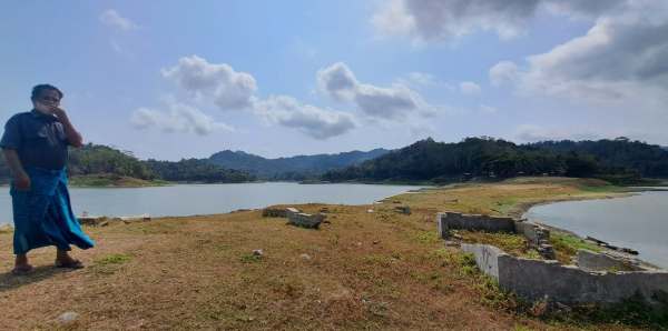 Makam muncul di Waduk Sermo yang surut