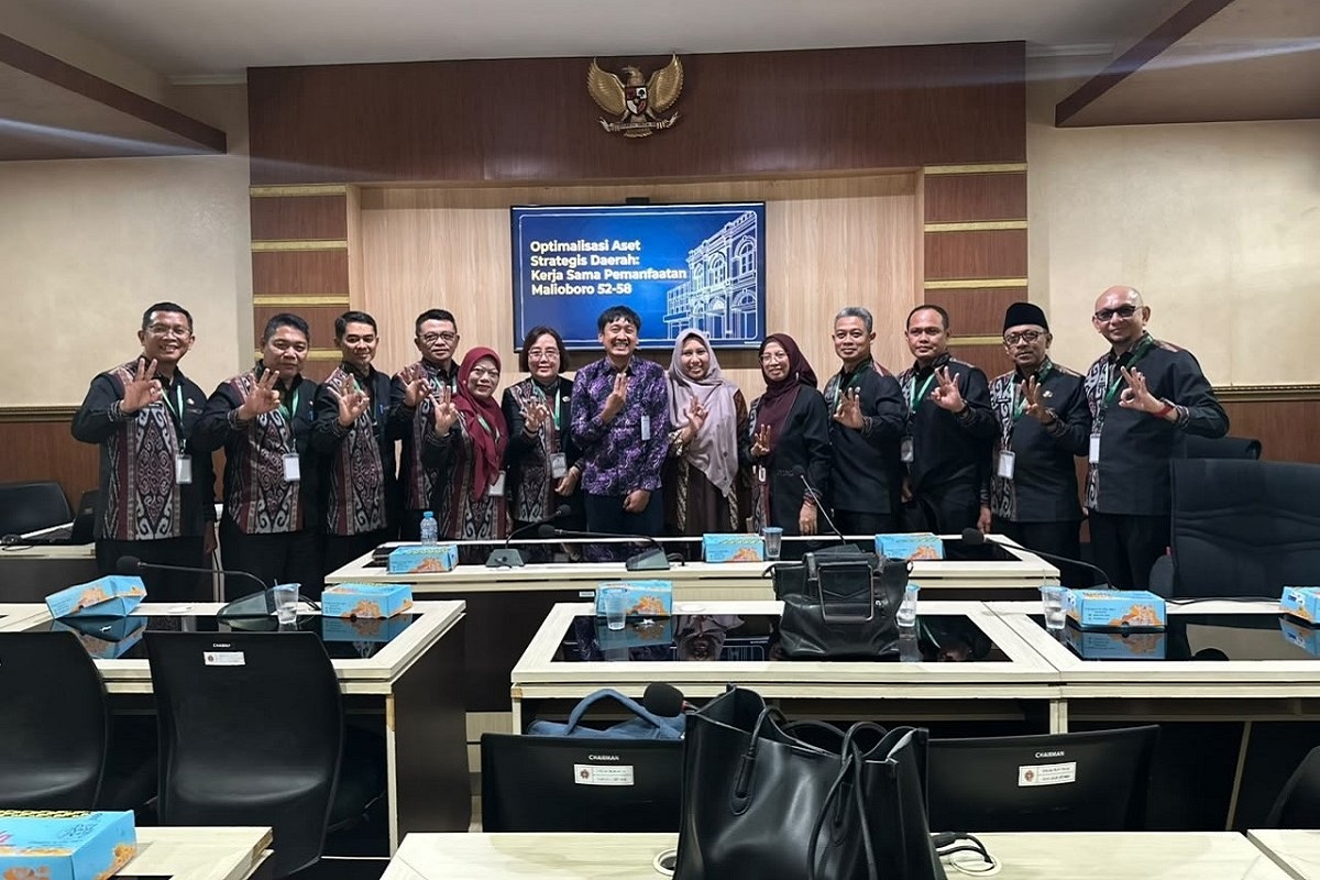 Dari kiri ke kanan, Kepala Biro Pengadaan Barang dan Jasa Provinsi Kalbar, Prasetyo Tri Sejati, S.STP, MM; Handayani, S.Si, Apt Kepala Dinas Penanaman Modal dan Pelayanan Terpadu Satu Pintu Kab. Sekadau; Ir. Arfani, ST, MT, Kepala Dinas Pertanian, Ketahanan Pangan dan Perikanan Kota Singkawang; WIlly Brordus Lasah, S.E, Kepala Badan Keuangan dan Aset Daerah Kab. Kapuas Hulu; Septiza, ST, M.Kes, Kepala Badan Pengelola Perbatasan Daerah Kab. Sambas; Lili Suryani, S.IP, M.Si, Kepala Dinas Ketahanan Pangan dan Perikanan Kab. Sintang; Hidayati, BPKA-DIY; DR. Sofiati, Widyaiswara Ahli Utama BPSD Provinsi Kalbar; Herry Santoso, S.Hut, ME, Kepala Dinas Pemuda, Olahraga dan Pariwisata Kab. Melawi; Dedi Hidayat, M.Hut, Kepala Dinas Lingkungan Hidup Kab. Kubu Raya; Drs. Satuki, M.Si, Kepala Dinas Sosial Kab. Ketapang; dan Syarif Muhammad Damiri, SH, MH, Sekretaris DPRD Kab. Kayong Utara berfoto bersama dalam agenda visitasi ke Badan Pengelola Keuangan dan Aset (BPKA) DIY.